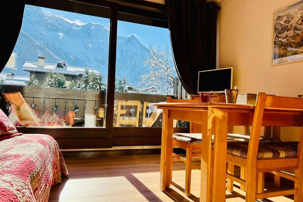 Bright with balcony views of Mont Blanc Parking