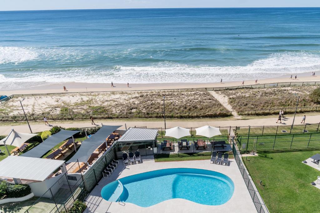 een uitzicht over het zwembad en het strand bij The Breakers in Gold Coast