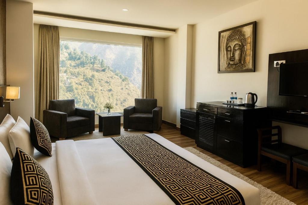 Giường trong phòng chung tại Vaikunth -Centrally Heated & Air Cooled Near Mall Road # Big Parking # Lift # Spacious Rooms # Most Awarded # Property Of The Year #