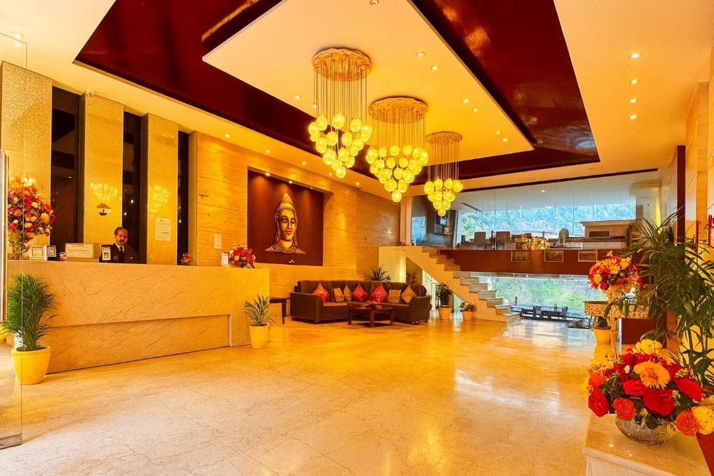 Un vestíbulo de un hotel con un mostrador de recepción en The Vaikunth -Centrally Heated & Air Cooled # Near Mall Road # Big Parking # Lift # Spacious Rooms # Most Awarded # Property Of The Year, en McLeod Ganj