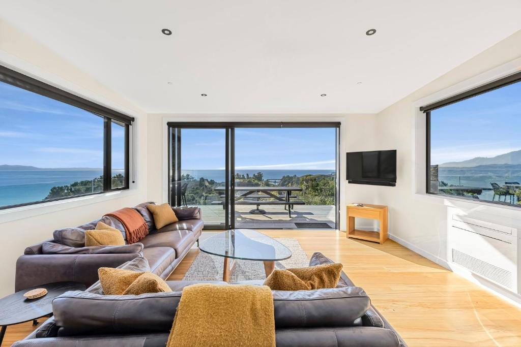 ein Wohnzimmer mit zwei Sofas und einem Tisch in der Unterkunft Vista Serena in Pohara