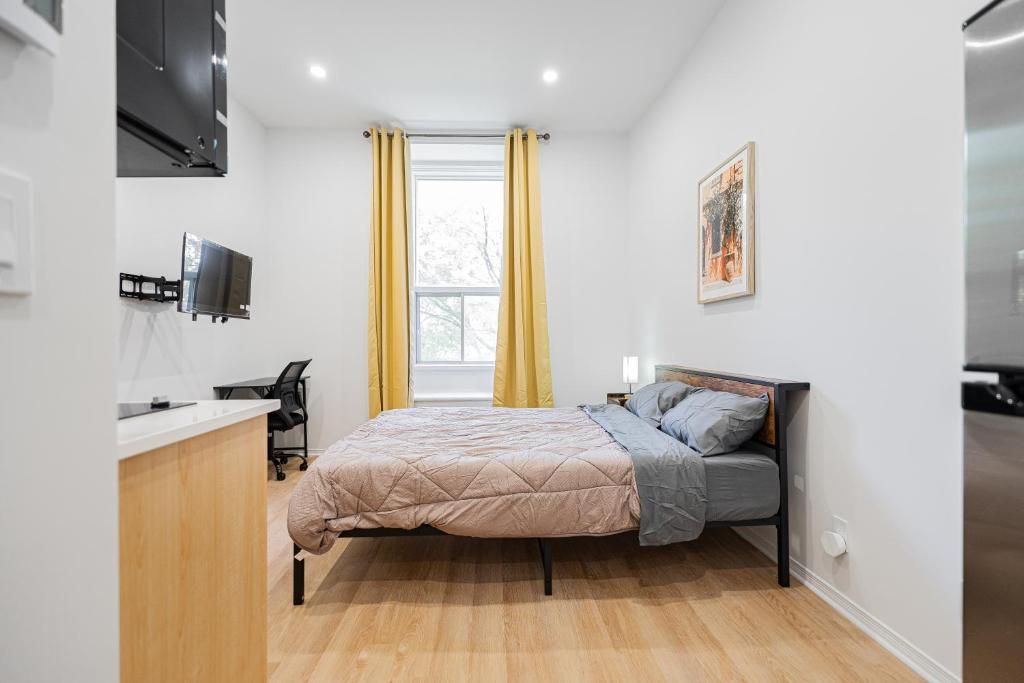 une petite chambre avec un lit et une fenêtre dans l'établissement Prestige Studio For 2 Guest with Parking, à Montréal