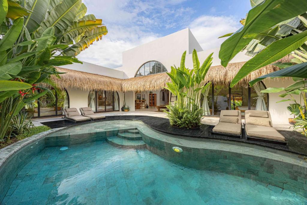 Πισίνα στο ή κοντά στο Villa Mimpikita - Stunning Ibiza-Inspired Villa Near Umalas with Private Pool