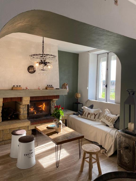 ein Wohnzimmer mit Couch und Kamin in der Unterkunft Maison By Medoc in Bégadan