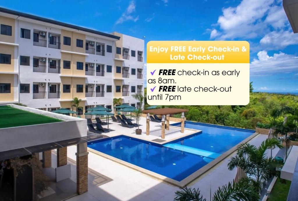 Panglao Vista Suites by SMS Hospitality في داويس: تقديم مبنى به مسبح