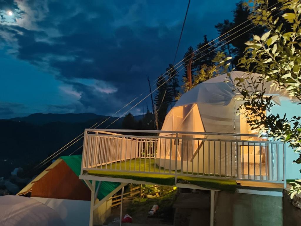 Γενική θέα στο βουνό ή θέα στο βουνό από  οργανωμένο κάμπινγκ