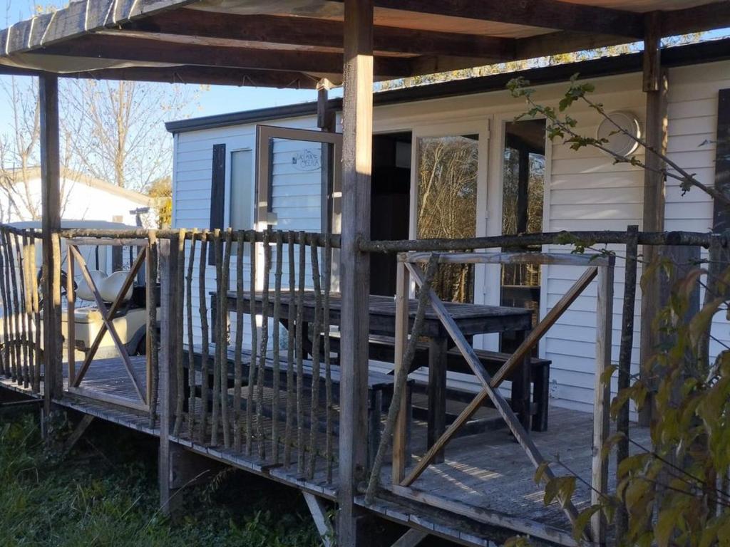 Μπαλκόνι ή βεράντα στο Mobil-home confortable avec terrasse pour 5 personnes - API-1-52-1020