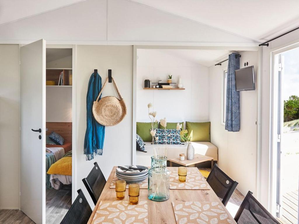 Posezení v ubytování Mobil-home avec terrasse à Hyères - API-1-52-1038