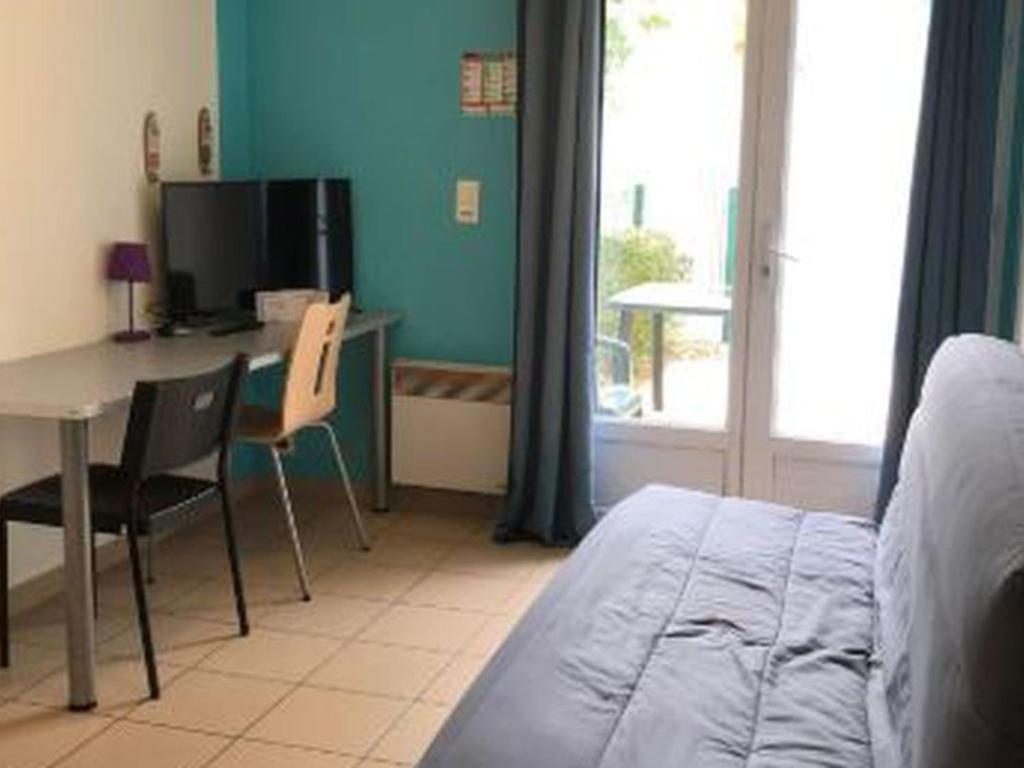 Μια τηλεόραση ή/και κέντρο ψυχαγωγίας στο Appartement cosy avec terrasse au calme - API-1-52-1060