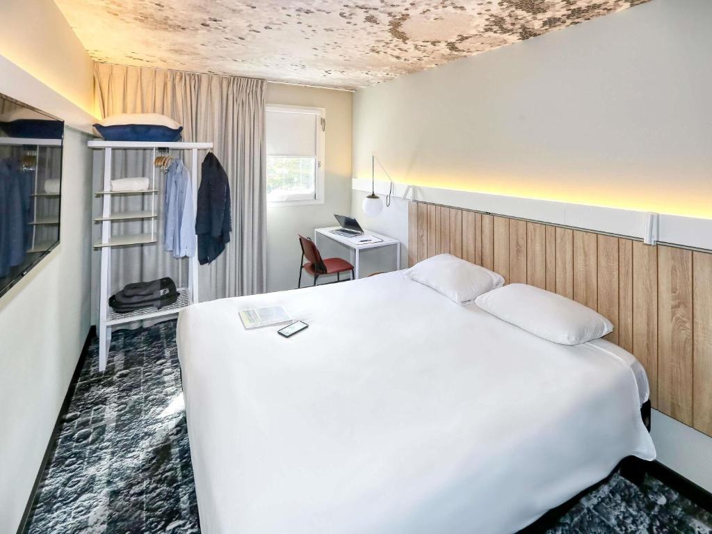 Ένα ή περισσότερα κρεβάτια σε δωμάτιο στο ibis Biarritz Anglet Aéroport