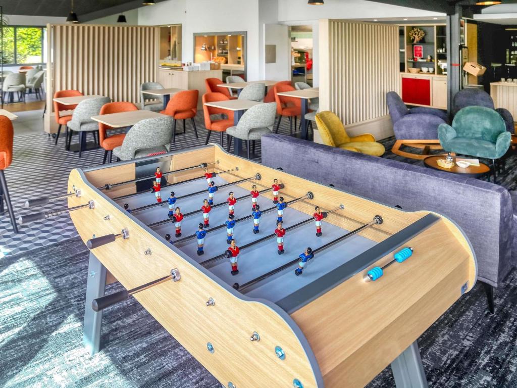 eine Tischtennisplatte in der Lobby eines Hotels in der Unterkunft ibis Biarritz Anglet Aéroport in Anglet