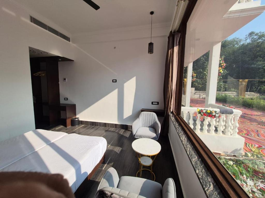 O zonă de relaxare la R Rama and R Rajendra Hotel and Banquet Lawn