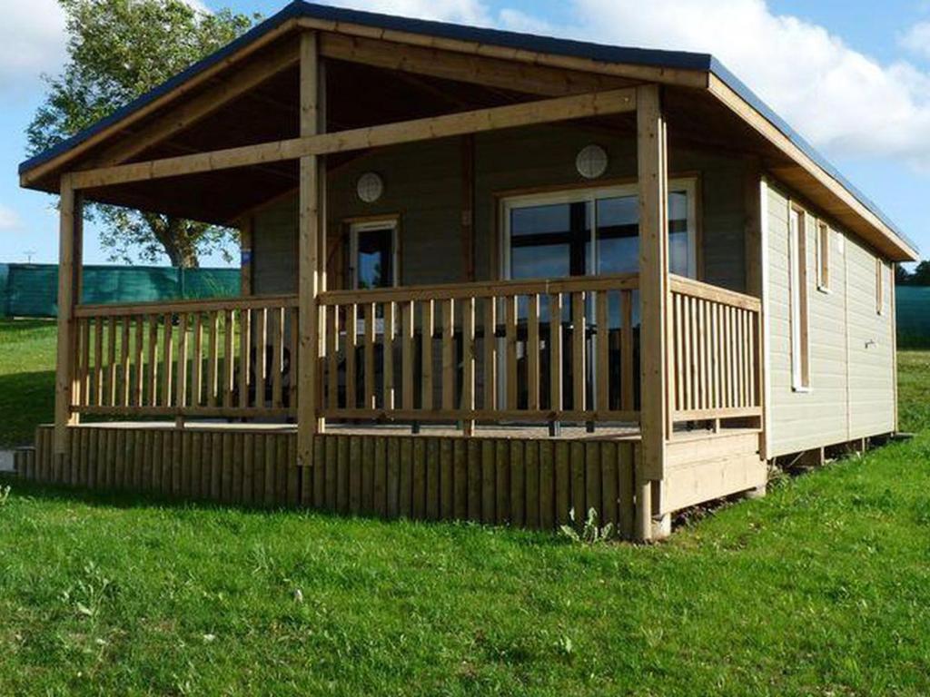 Το κτήριο όπου στεγάζεται  το κάμπινγκ