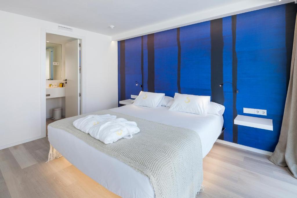 Postel nebo postele na pokoji v ubytování Sud Ibiza Suites