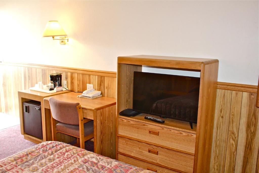 Postel nebo postele na pokoji v ubytování Rainbow Motor Inn