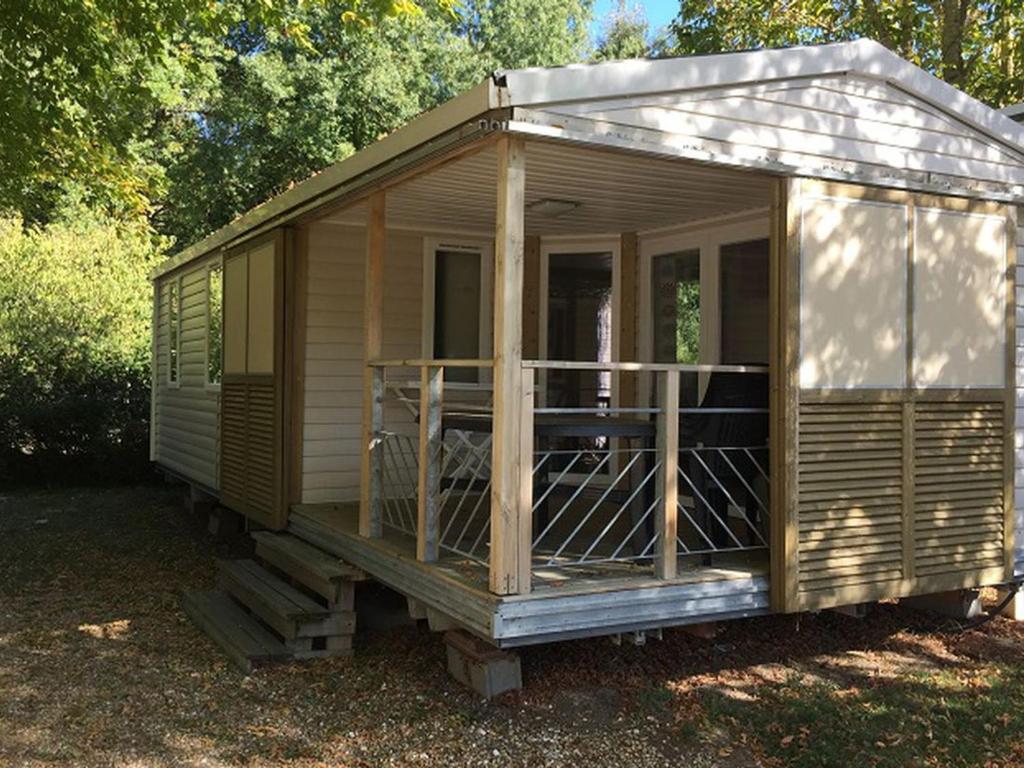 Mobil home spacieux avec terrasse à Luynes pour 7 personnes - API-1-52-1149
