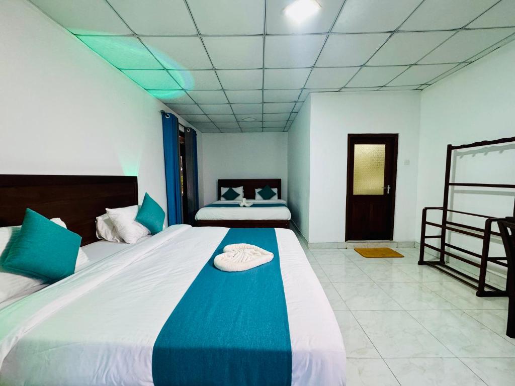 Un pat sau paturi într-o cameră la Yumiverdant Heaven Hotel