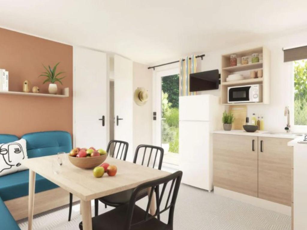 Η κουζίνα ή μικρή κουζίνα στο Mobil-home avec Terrasse pour 6 personnes à Illiers-Combray - API-1-52-1177