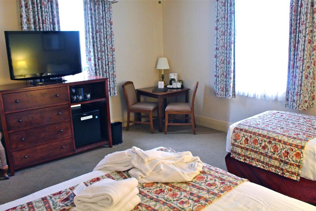Postel nebo postele na pokoji v ubytování Harrison Hot Springs Resort & Spa