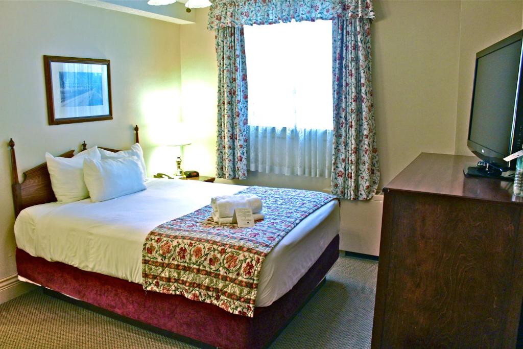 Postel nebo postele na pokoji v ubytování Harrison Hot Springs Resort & Spa