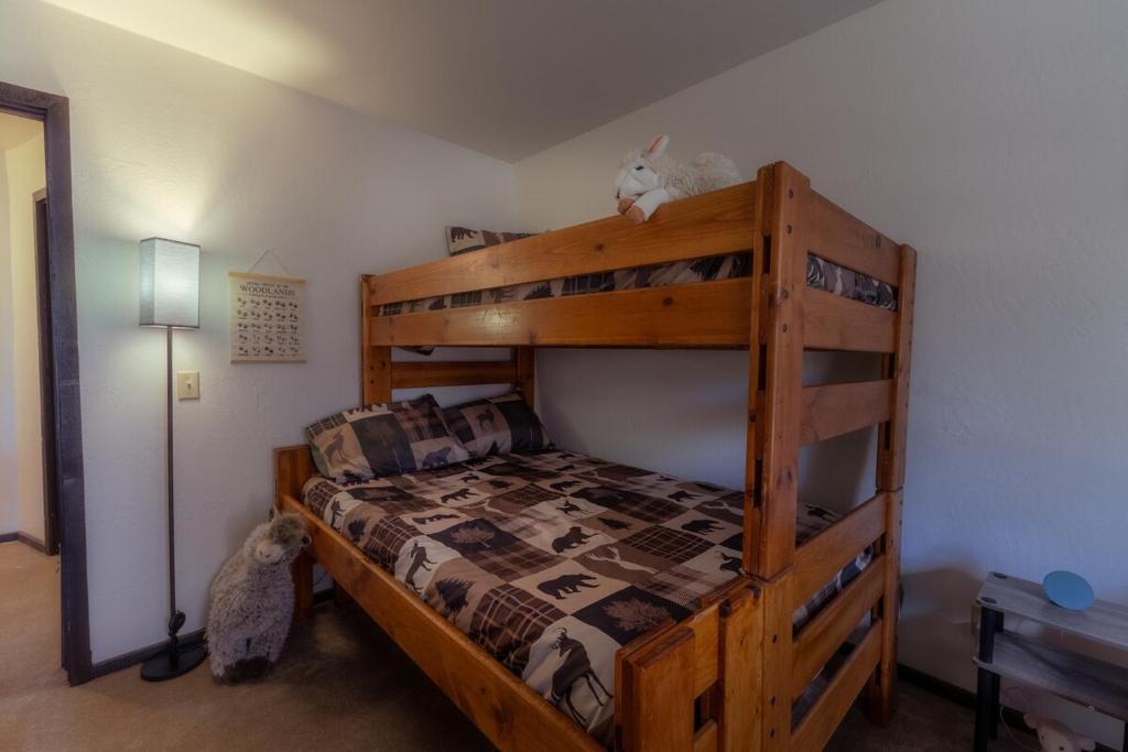 En eller flere senge i et værelse på Cozy Cabin Among The Pines