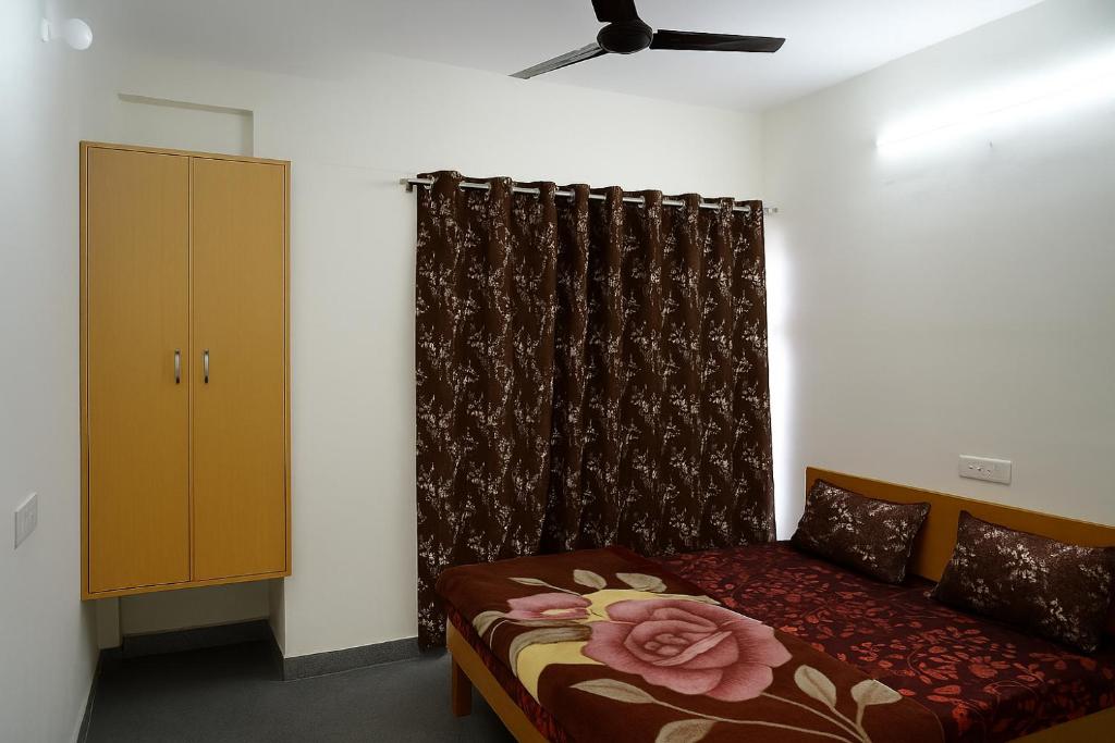 uma sala de estar com um sofá e uma cortina em LVMR RIDER REST Homestay em Kulu