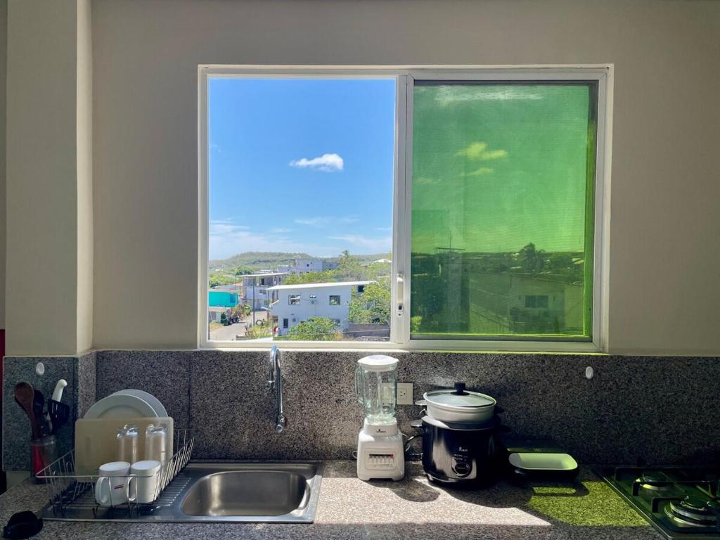 Η κουζίνα ή μικρή κουζίνα στο San Cristóbal Surfing House 1