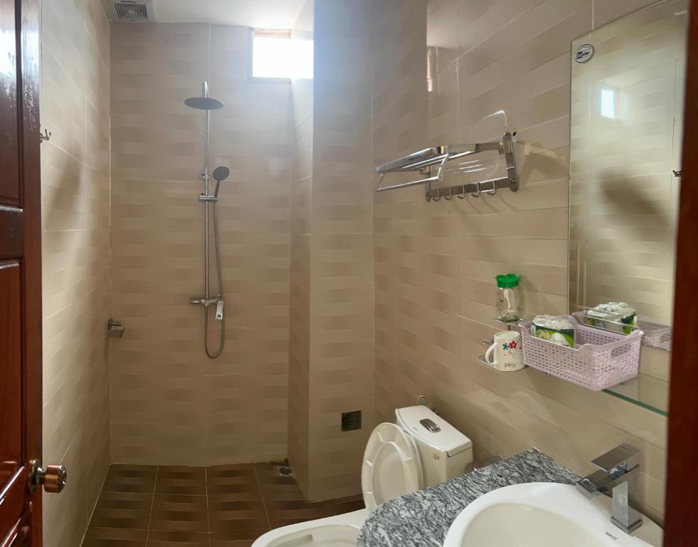 un bagno con doccia, WC e lavandino di Downtown VangVieng Hotel a Vang Vieng