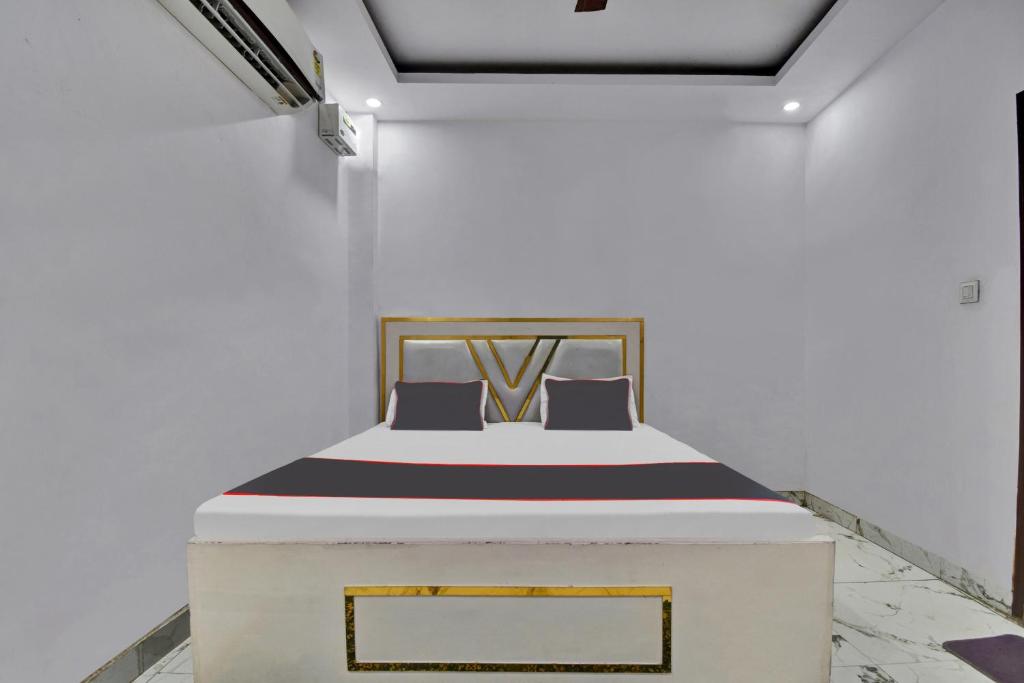 Hotel O Royal Paradise في غازي آباد: غرفة نوم بها سرير في غرفة بيضاء