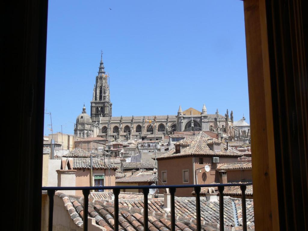 a view from a window of a city with a cathedral at Apartamento Pozo Amargo in Toledo