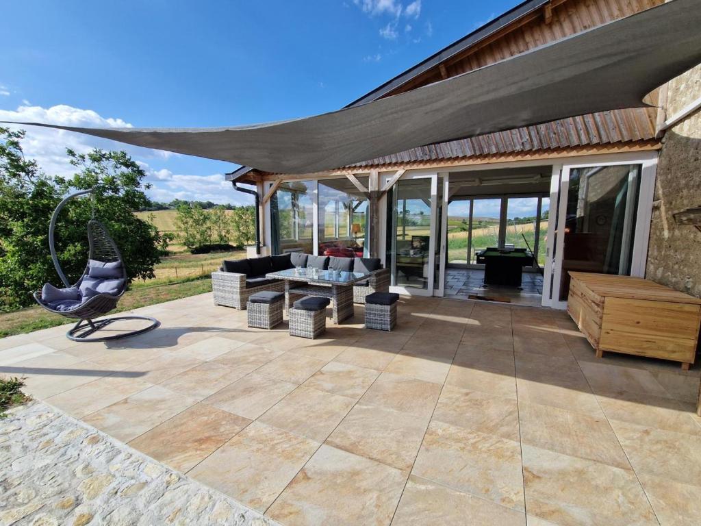 Αίθριο ή υπαίθριος χώρος στο Gîte en pierre à Charroux avec Piscine et Vue sur Campagne - FR-1-489-607