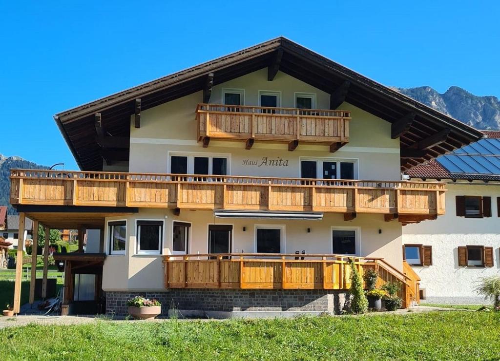 Tòa nhà nơi căn hộ tọa lạc