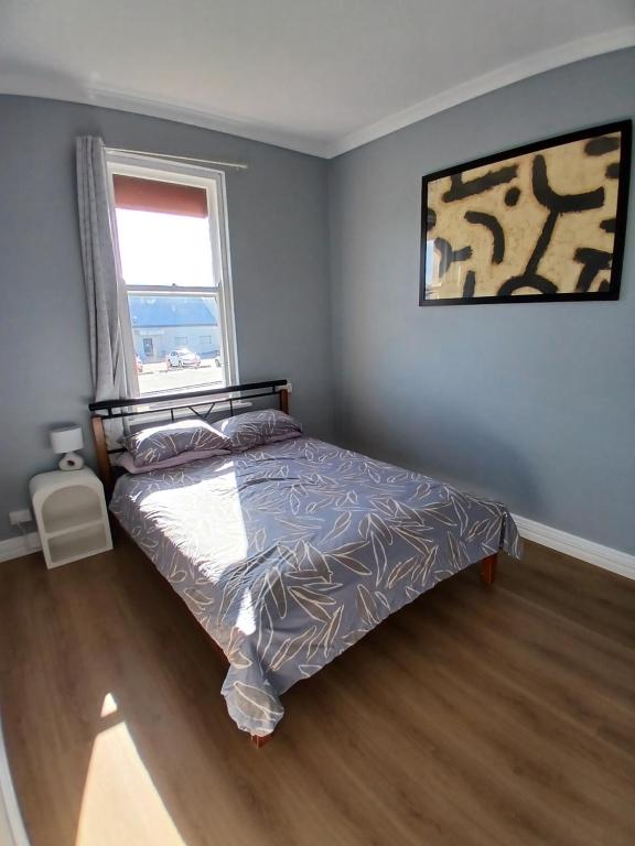 Un dormitorio con una cama y una ventana en 1849 Accommodation, en Albany