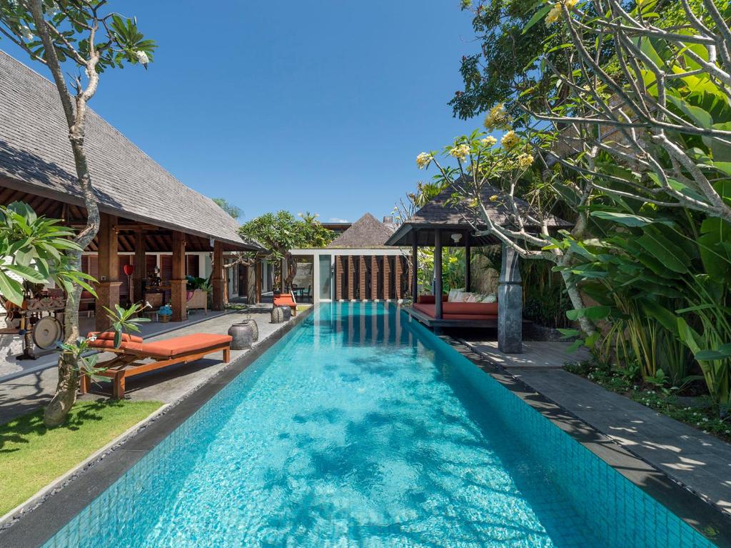 an infinity pool in the backyard of a villa at Des Indes Villas in Seminyak