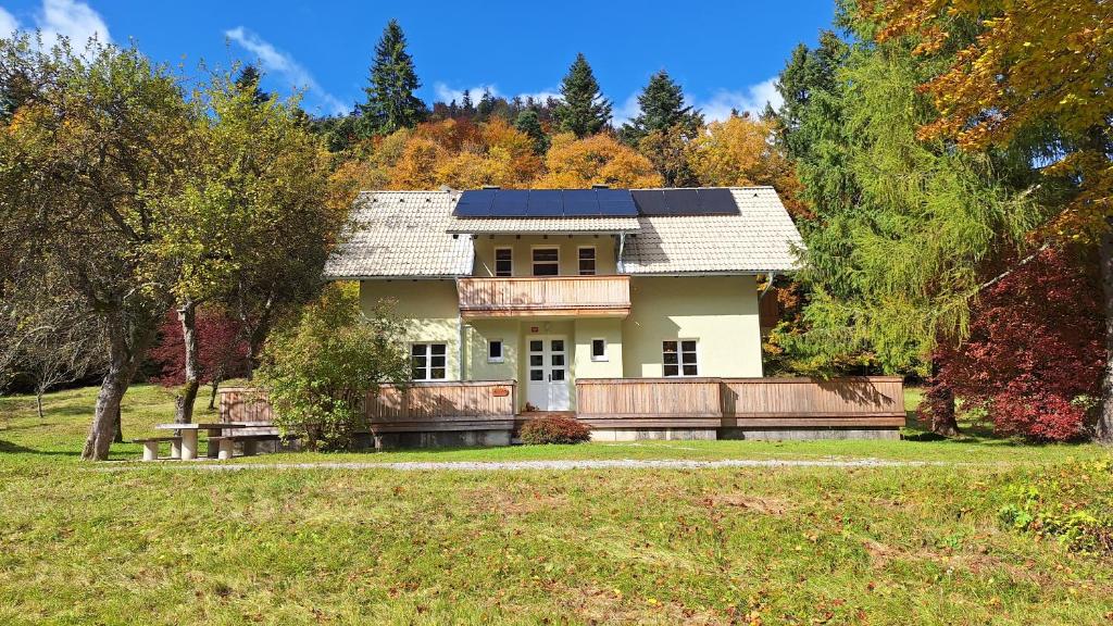 Κήπος έξω από το Forest House Henriette