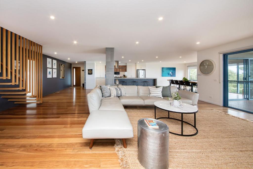 een woonkamer met een witte bank en een tafel bij Bass Ocean Sunsets Cape Schanck in Cape Schanck