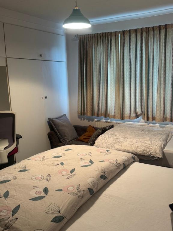 a bedroom with two beds and a window at Komegloba Exquisite room in Manchester