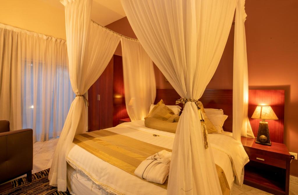 Una cama o camas en una habitación de La Palm Royal Beach Hotel