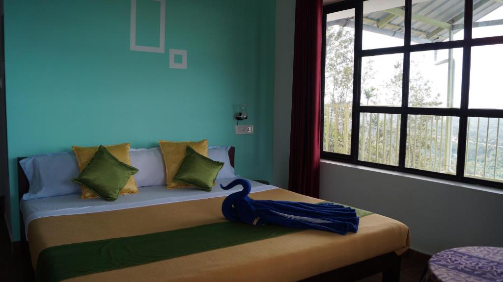 Postel nebo postele na pokoji v ubytování Grace Inn Munnar Homestay