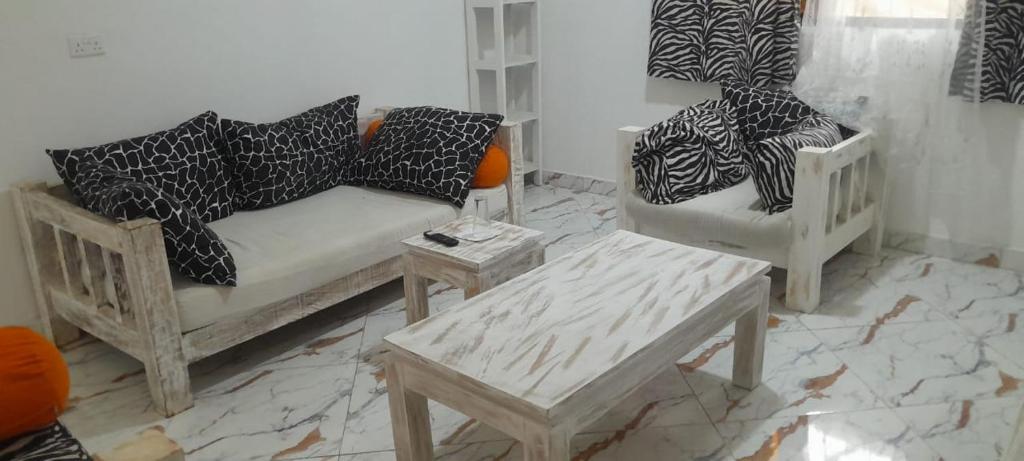 un salon avec deux canapés et une table dans l'établissement Zlaal Lounge, à Watamu