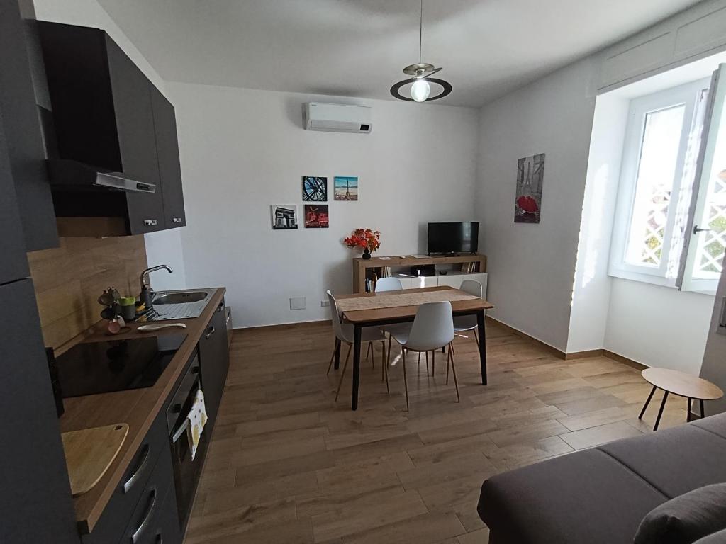 Кухня или мини-кухня в Maison Lydie
