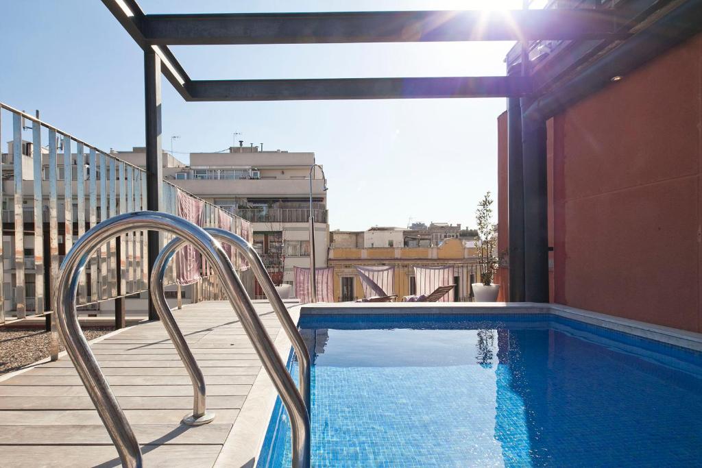 バルセロナにあるApartment Barcelona Rentals - Pool Terrace in City Centerの建物のバルコニーにあるスイミングプール