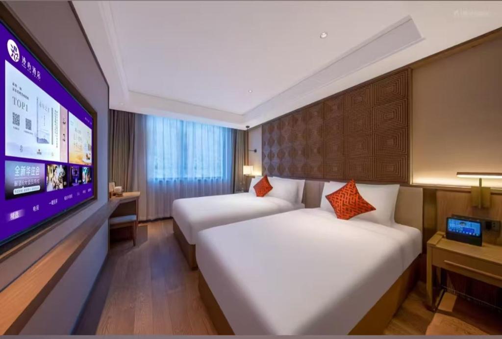 Una cama o camas en una habitación de Manxin Mansion, a courtyard house in Wangfujing, Tiananmen Square, Beijing