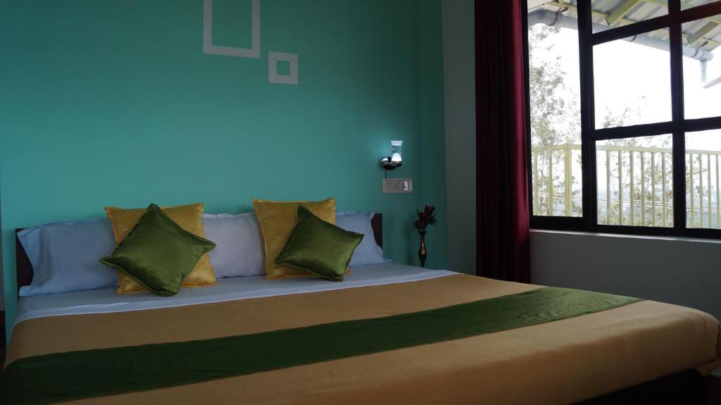 Postel nebo postele na pokoji v ubytování Grace Inn Munnar Homestay