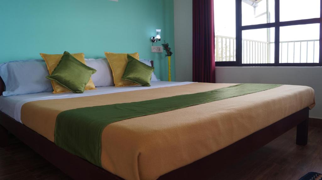 Postel nebo postele na pokoji v ubytování Grace Inn Munnar Homestay