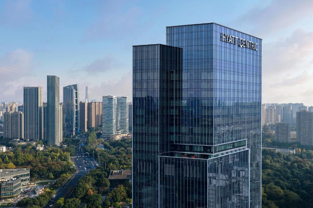 Un palazzo alto con un cartello in una città di Hyatt Centric The Ring Chengdu a Chengdu