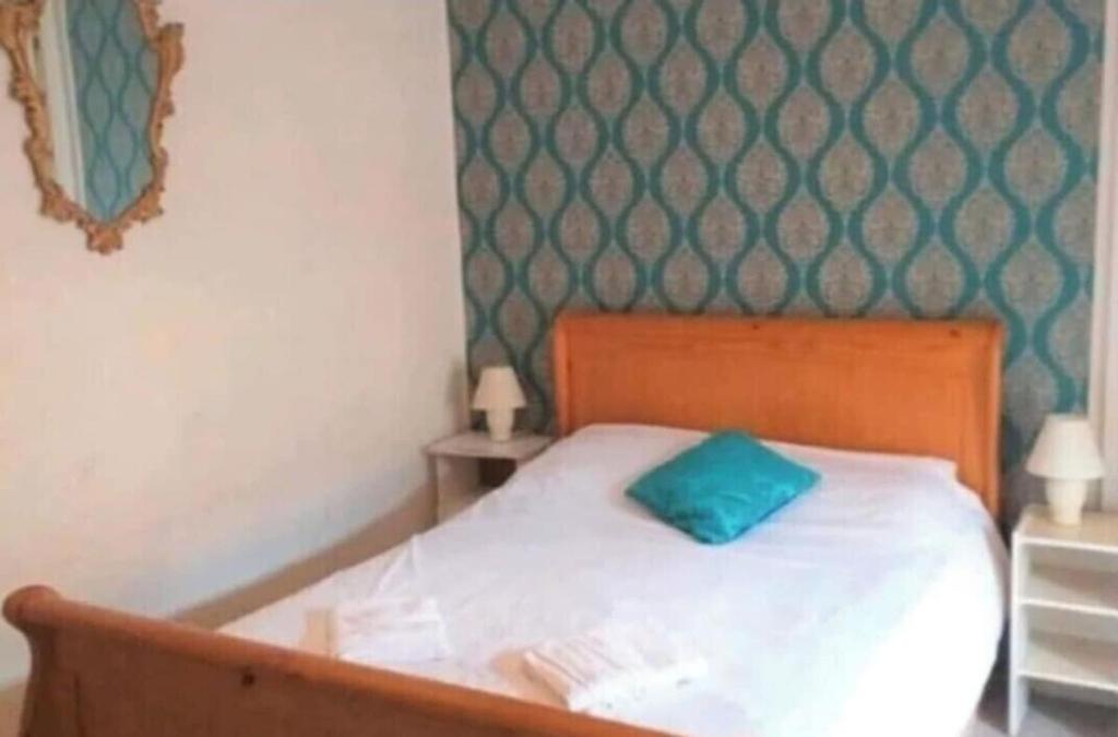 Un pat sau paturi într-o cameră la Spacious 4-bedroom house in lovely Wexford with WiFi