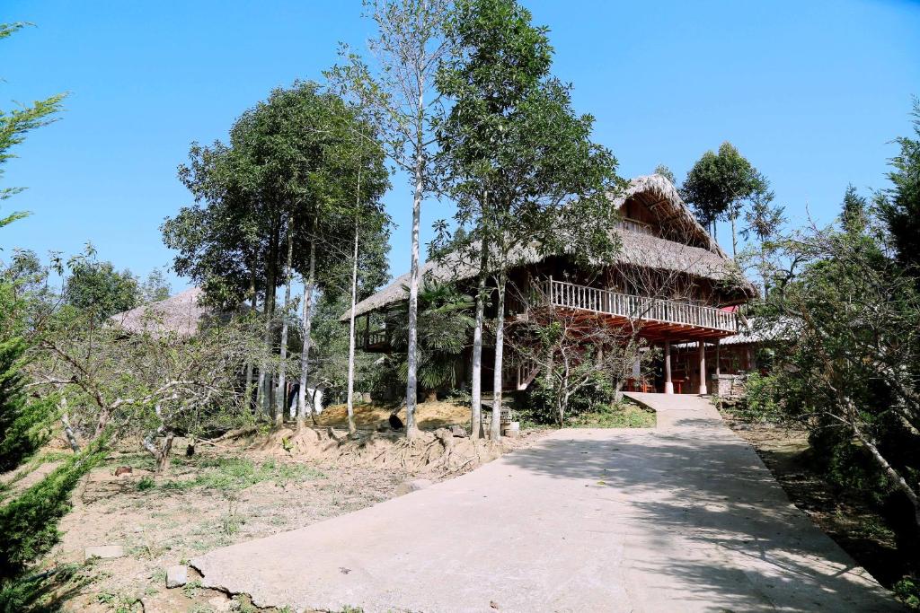 ahmadiolithicolithicolithicolithic house with a thatched roof on a hill at Sa House Bac Ha in Bắc Hà