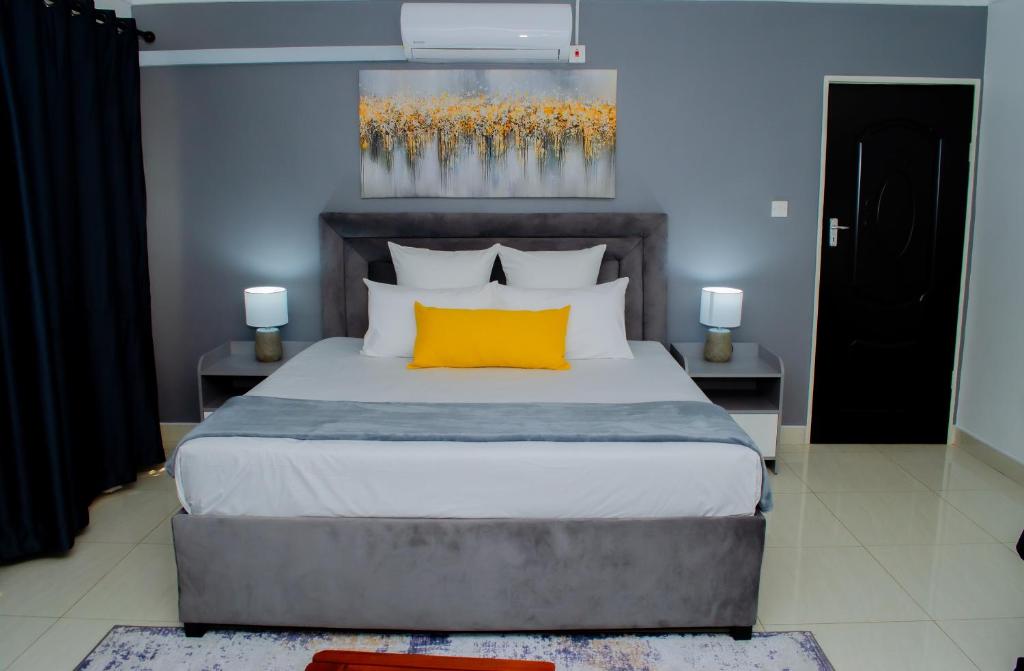 Ένα ή περισσότερα κρεβάτια σε δωμάτιο στο La Vie Guest Lodge by Embiem