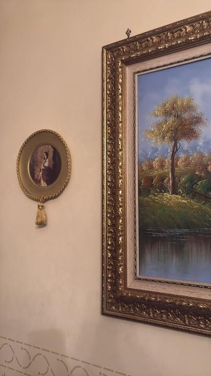 een foto van een schilderij van een boom op een muur bij 87 Apt in Bologna